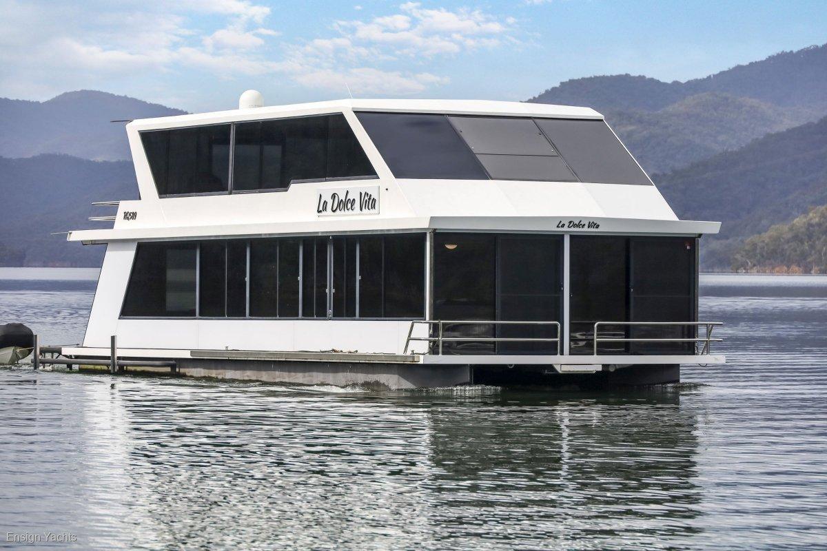 Luxury Houseboat 50'