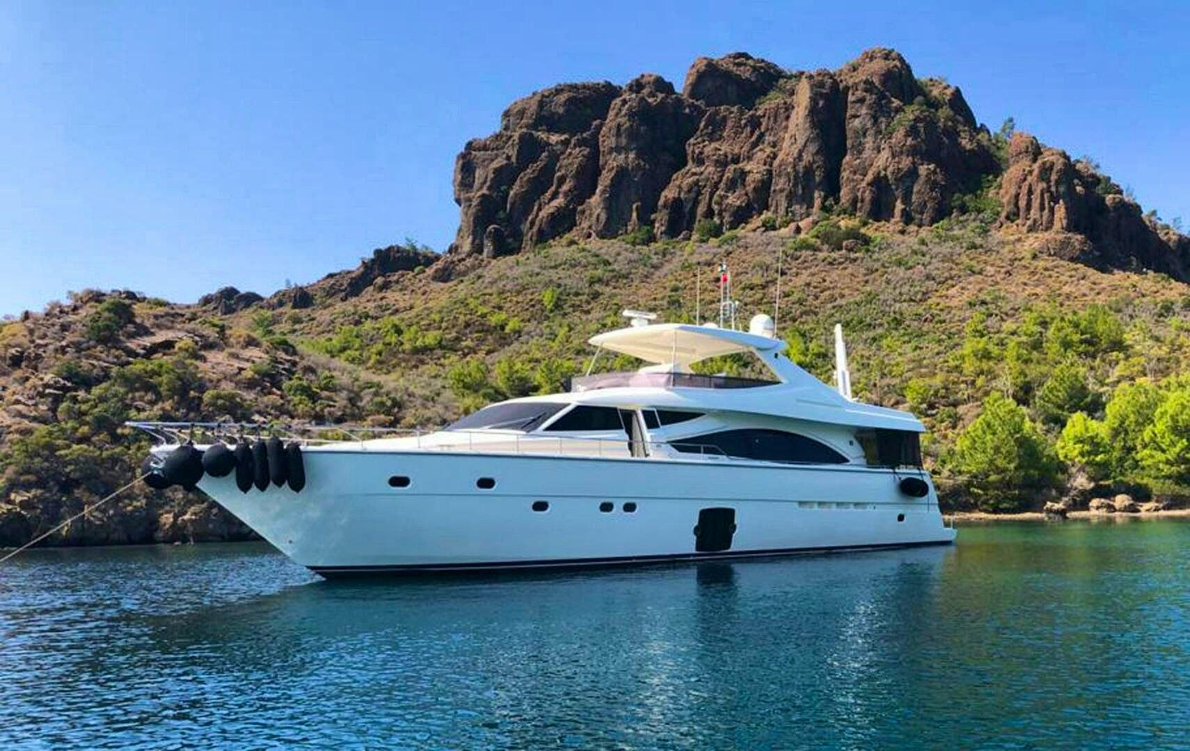 Ferretti Yachts 830