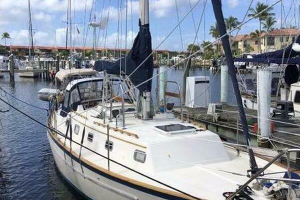 Pacific Seacraft Crealock 37
