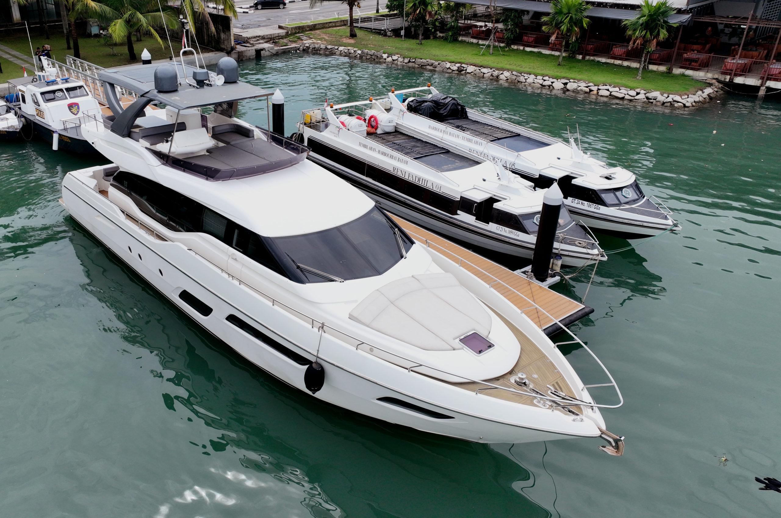 Ferretti Yachts 700