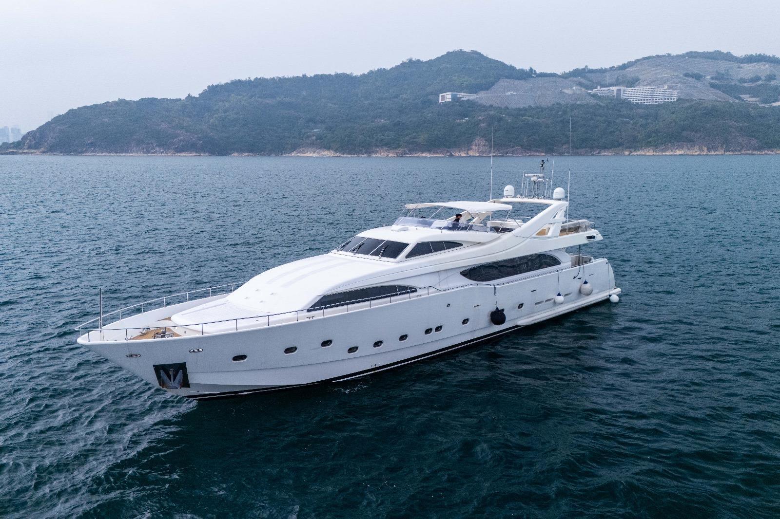Ferretti Custom Line 112