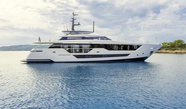 Ferretti Custom Line 106