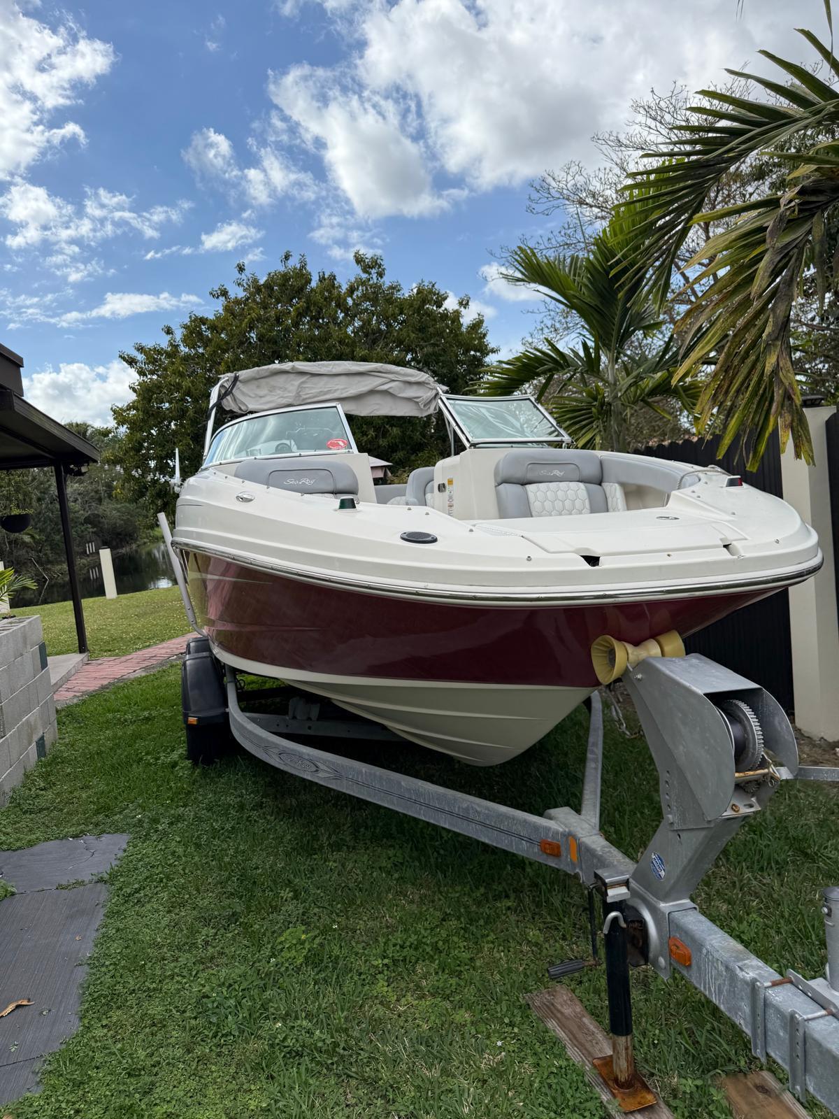 Sea Ray 220 Sundeck