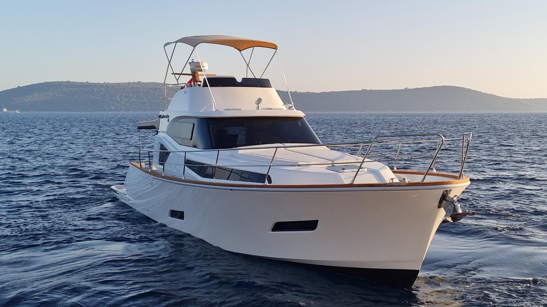 Monachus yacht Issa 45 fly