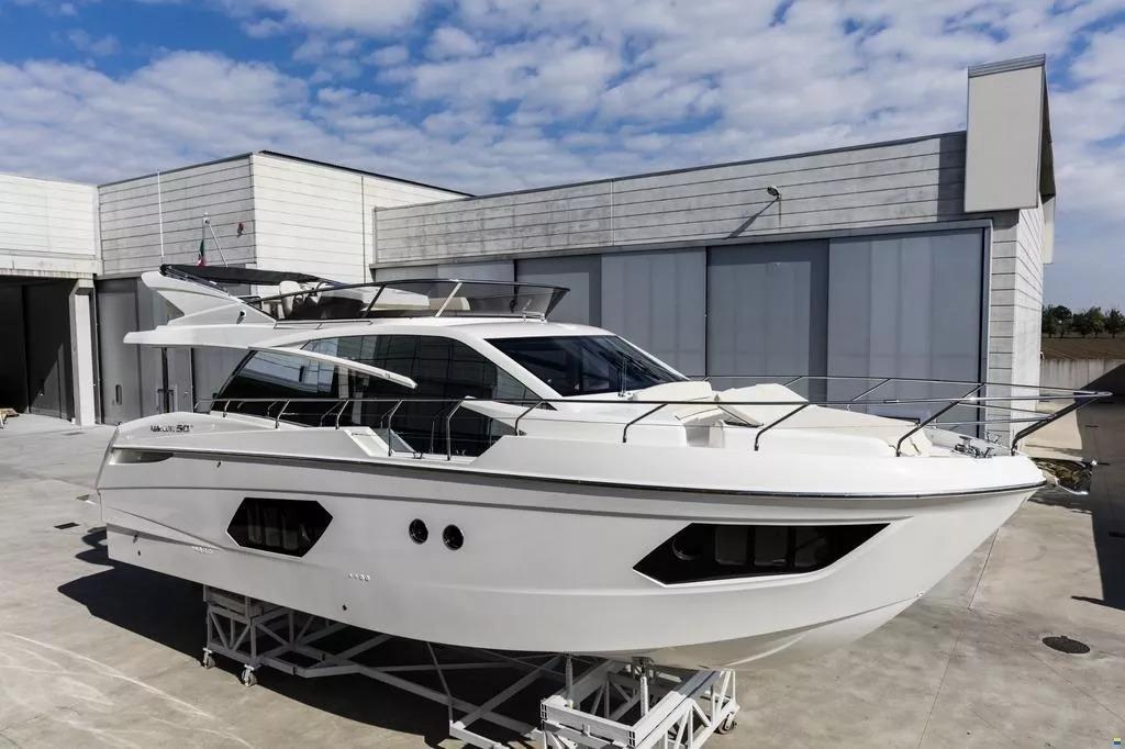 Absolute Yachts 52 fly
