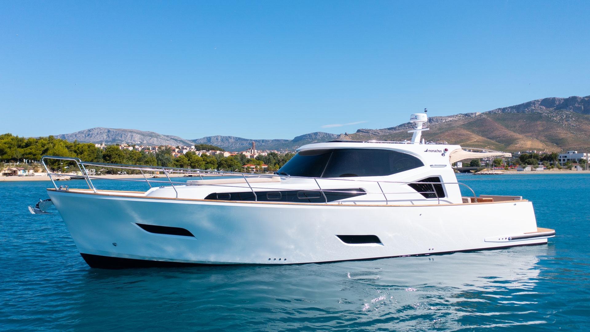 Monachus yacht Issa 45