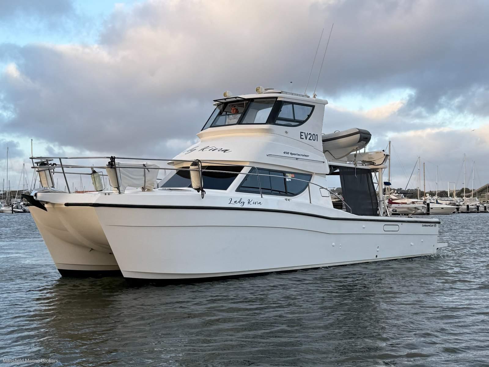 Leisurecat 450 Flybridge Sportscruiser