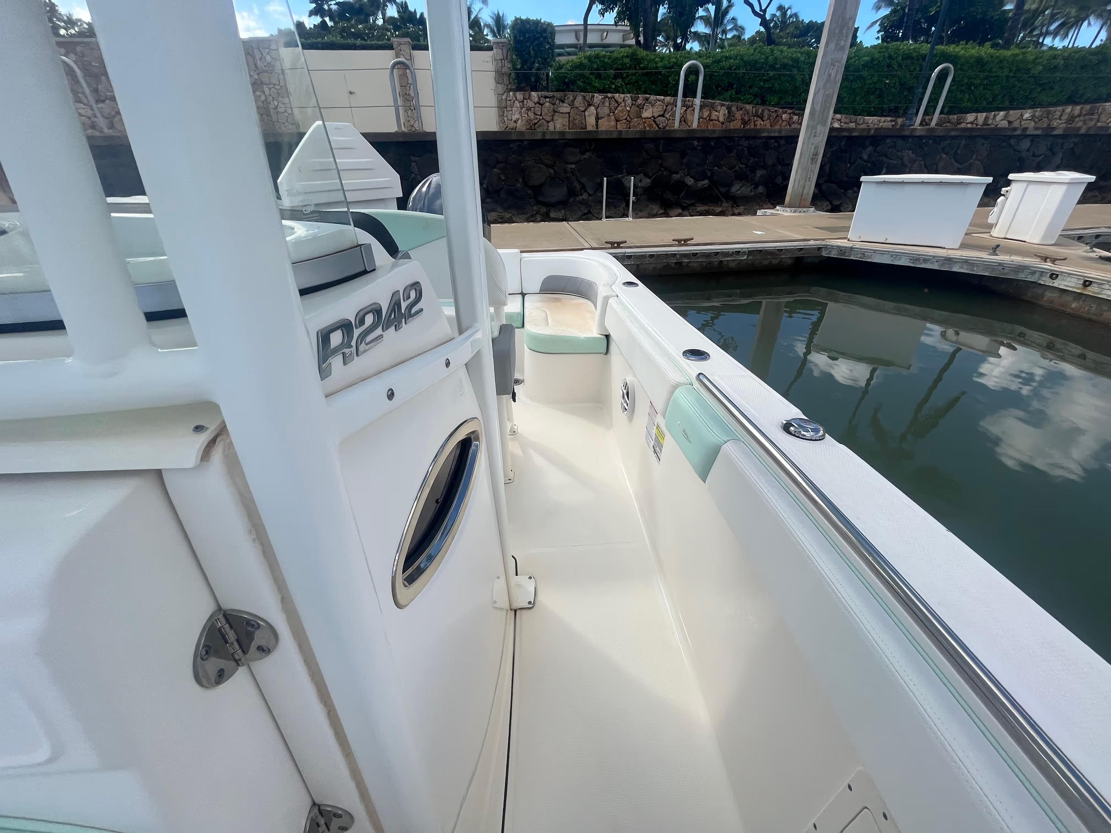 Robalo R242