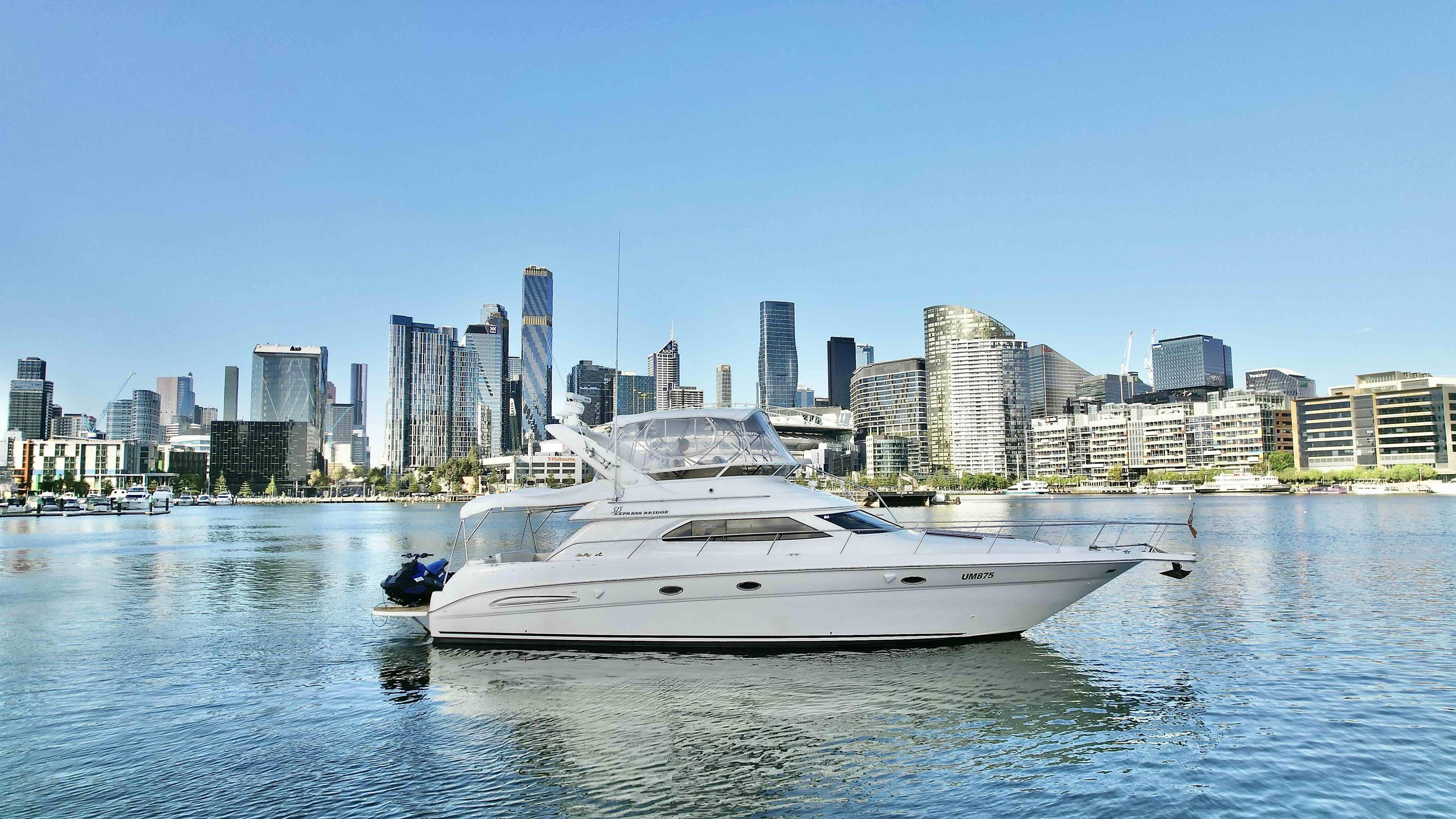 Sea Ray 450 Express Bridge