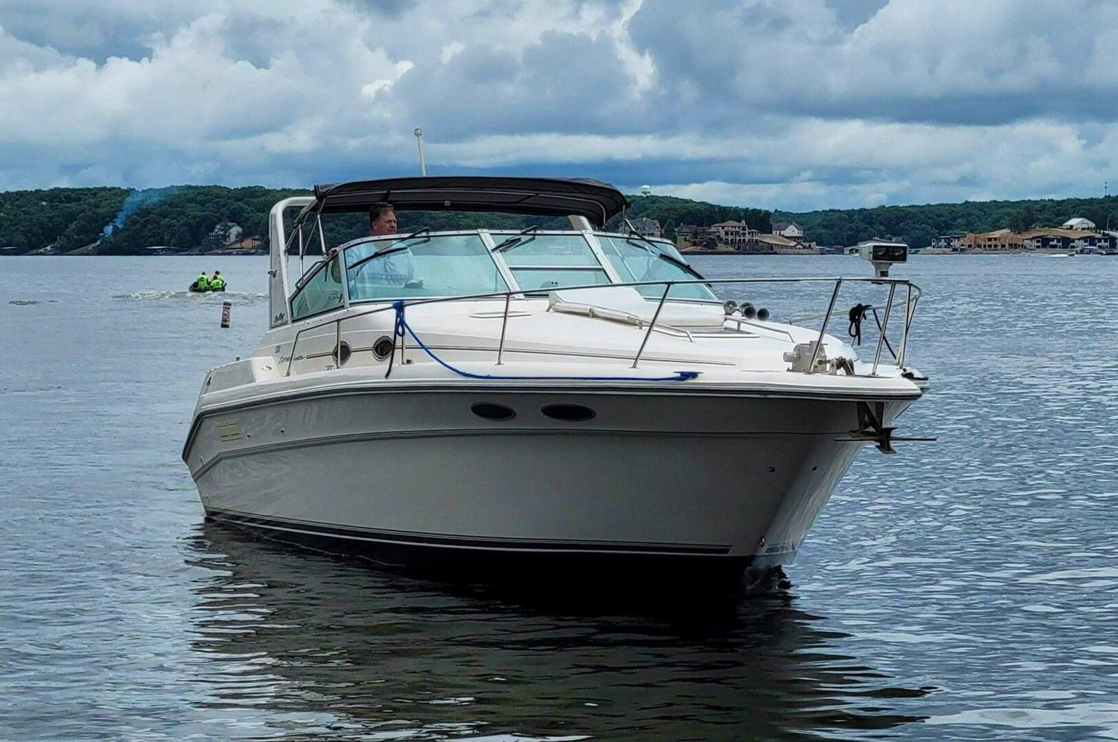 Sea Ray 330 Express Cruiser