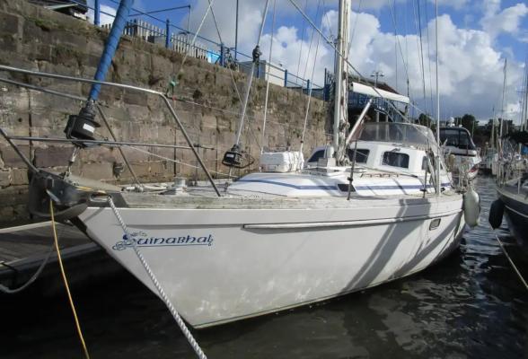 Sovereign 40 Deck saloon