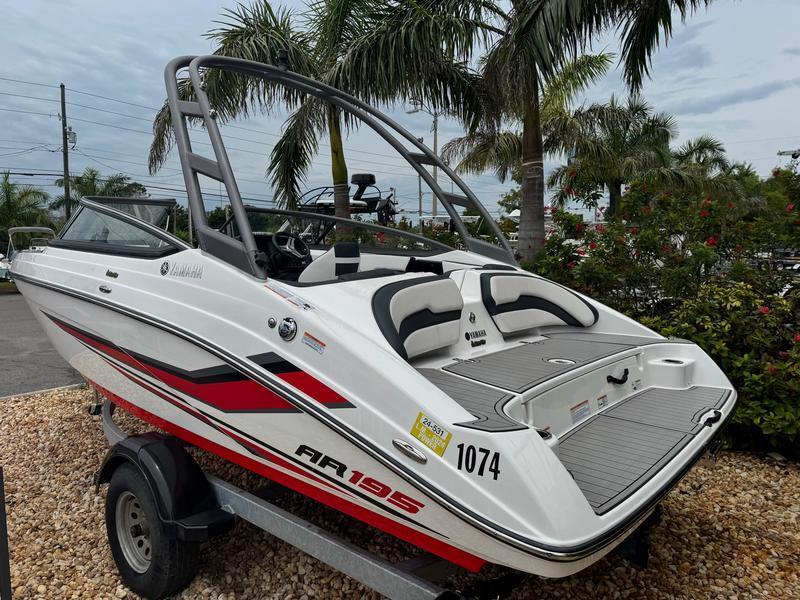 Thumbnail 2 - Yamaha Boats AR195
