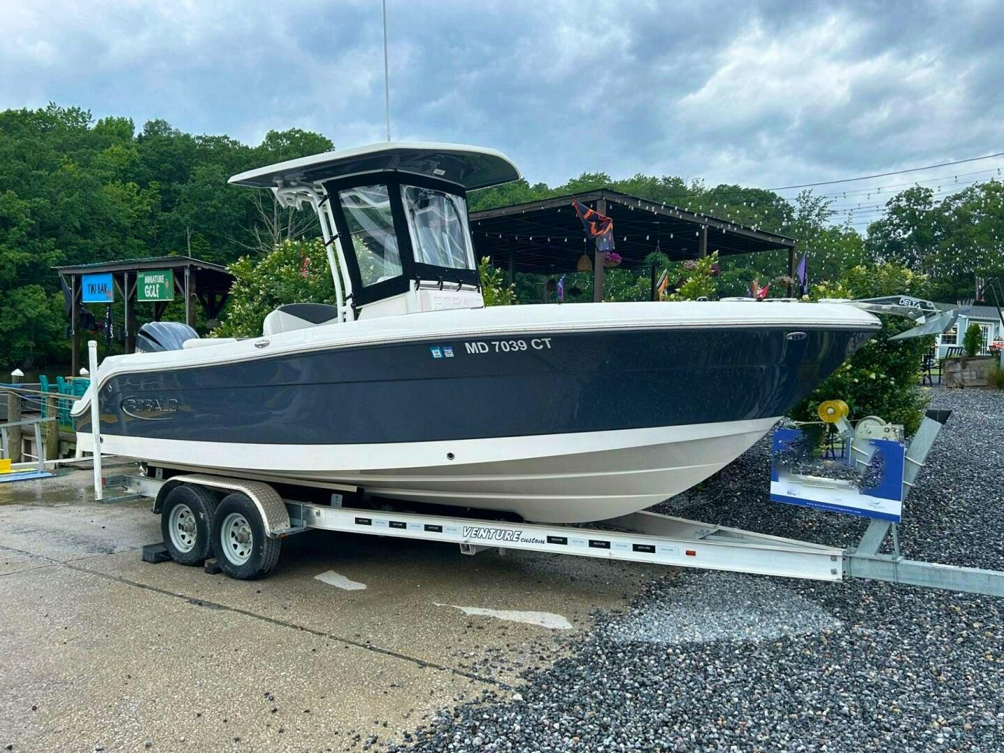 Robalo R242 Center Console