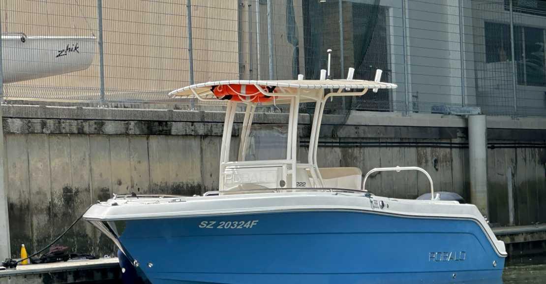 Robalo R222