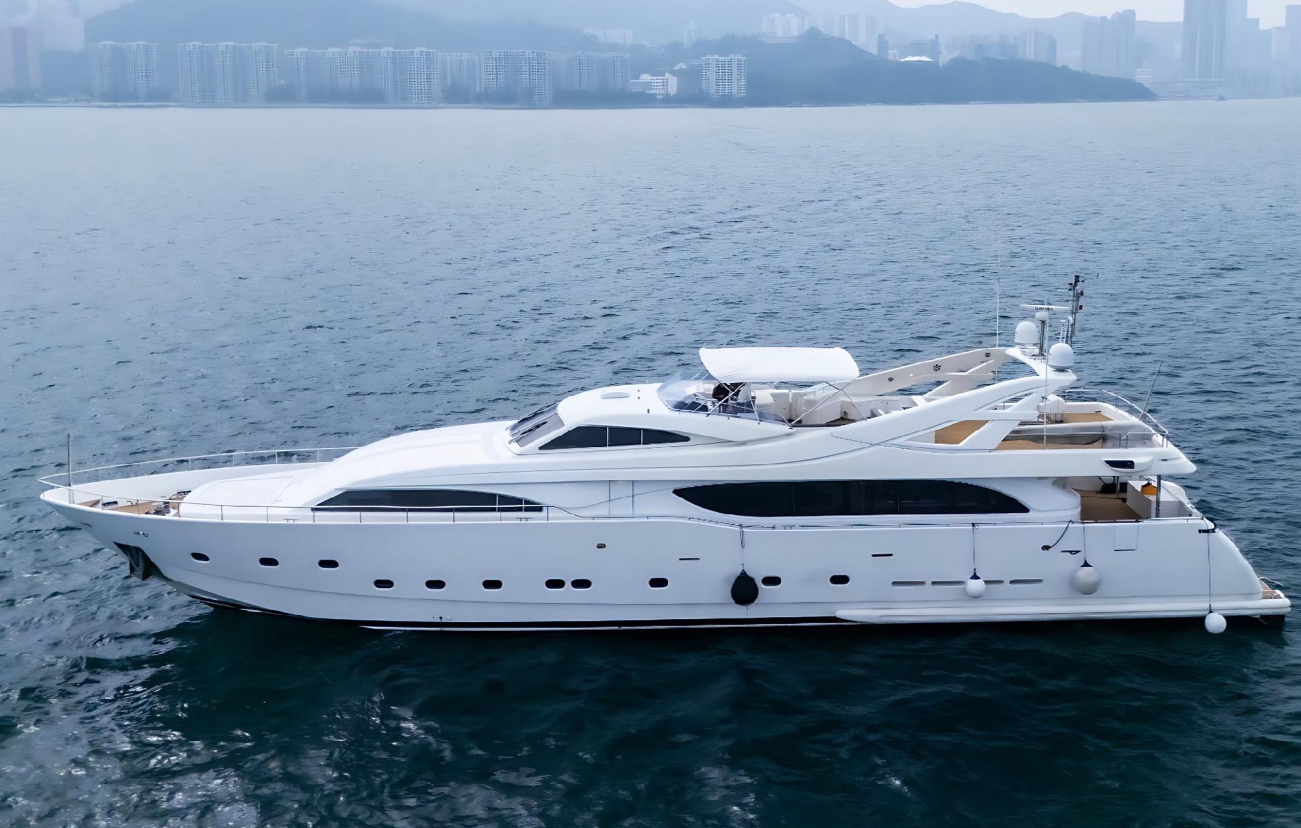 Ferretti Customline 112