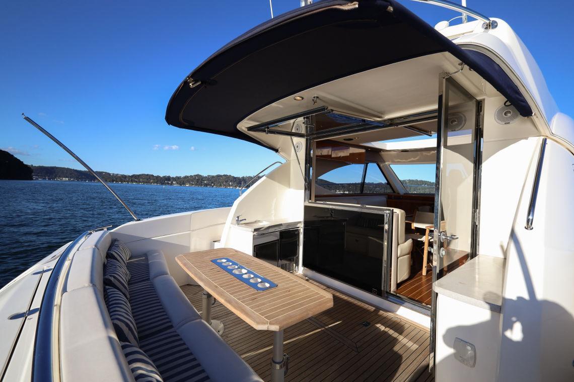 Riviera 4400 Sport Yacht
