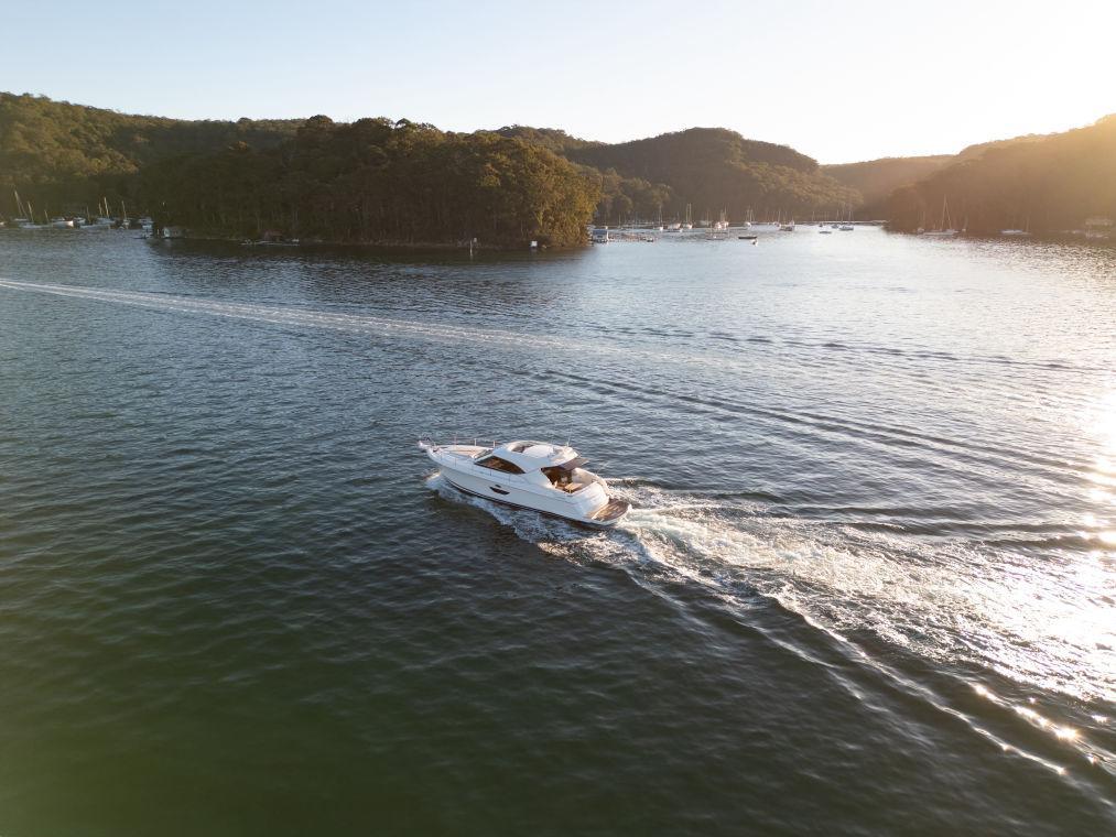 Riviera 4400 Sport Yacht