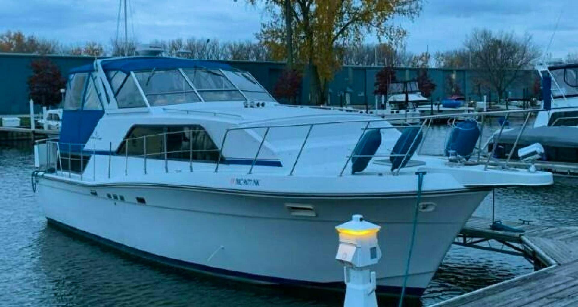 Chris-Craft 381 Catalina