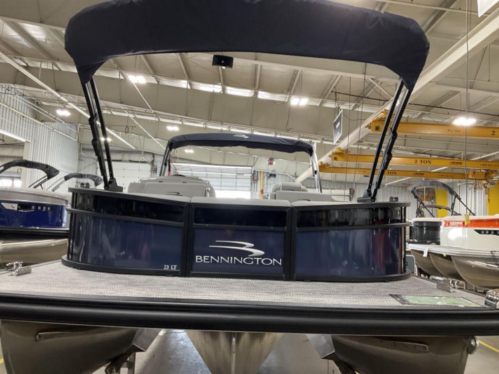 Bennington 23 L Bowrider Fastback