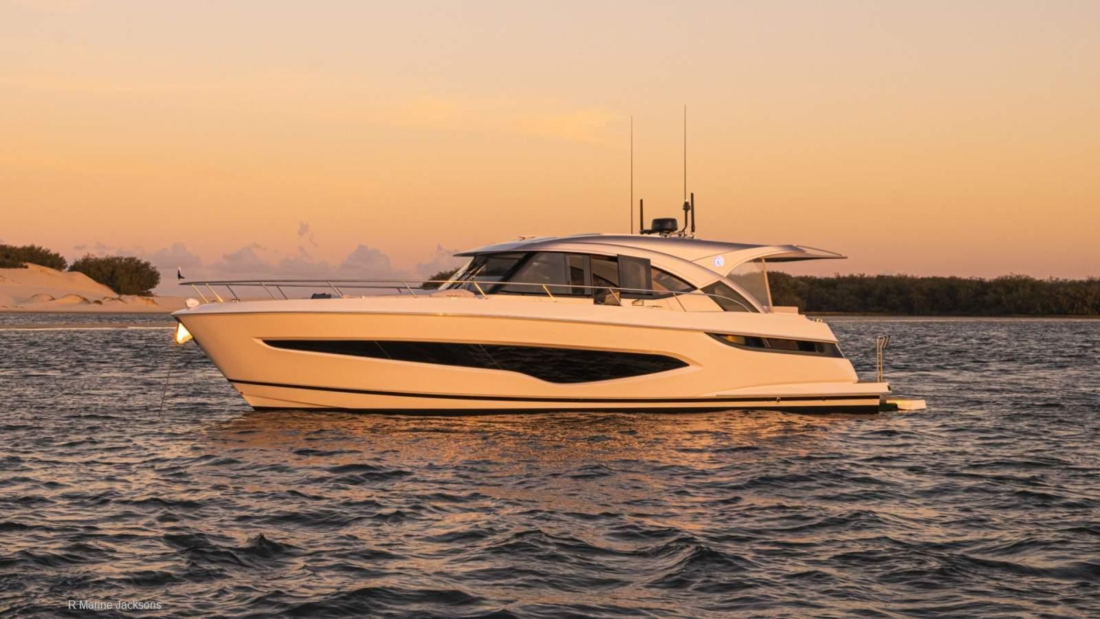 Riviera 4300 Sports Express
