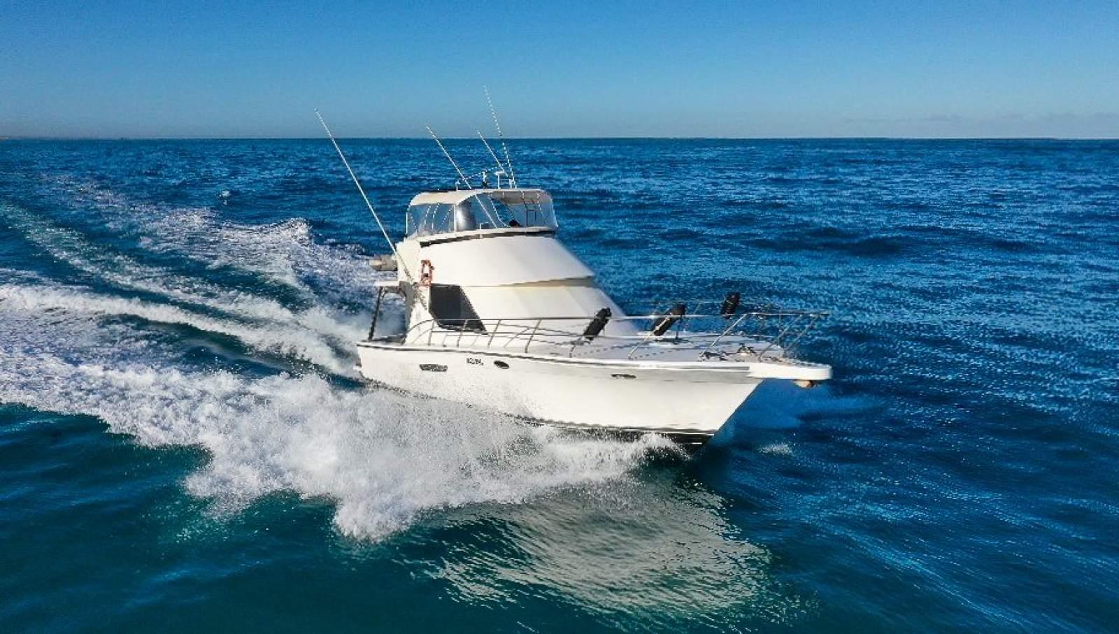 AM 38 Flybridge Cruiser