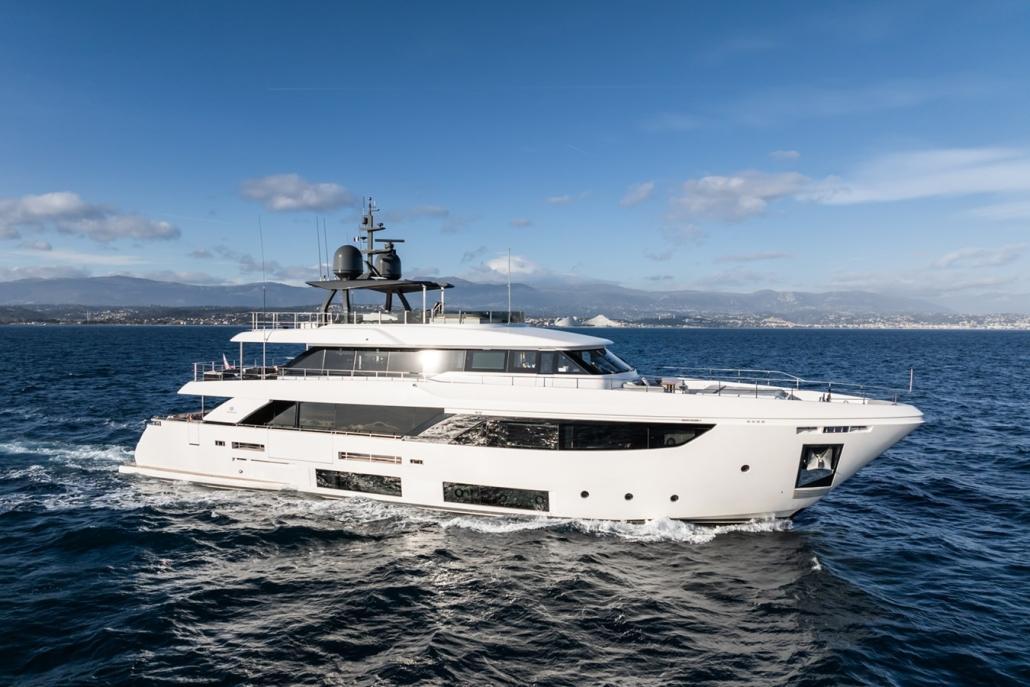 Custom Line Navetta 33