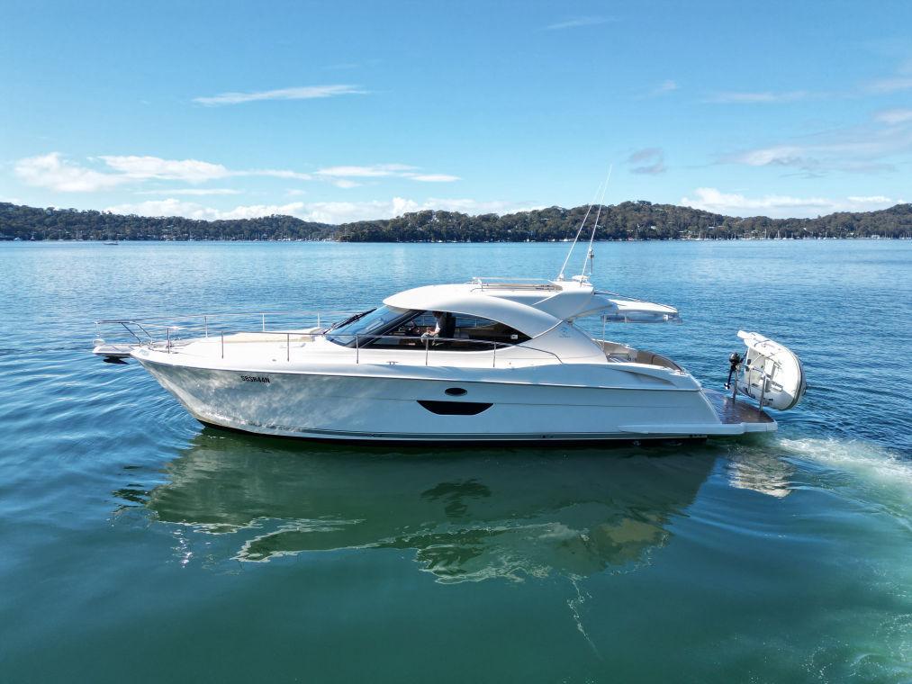 Riviera 4400 Sport Yacht