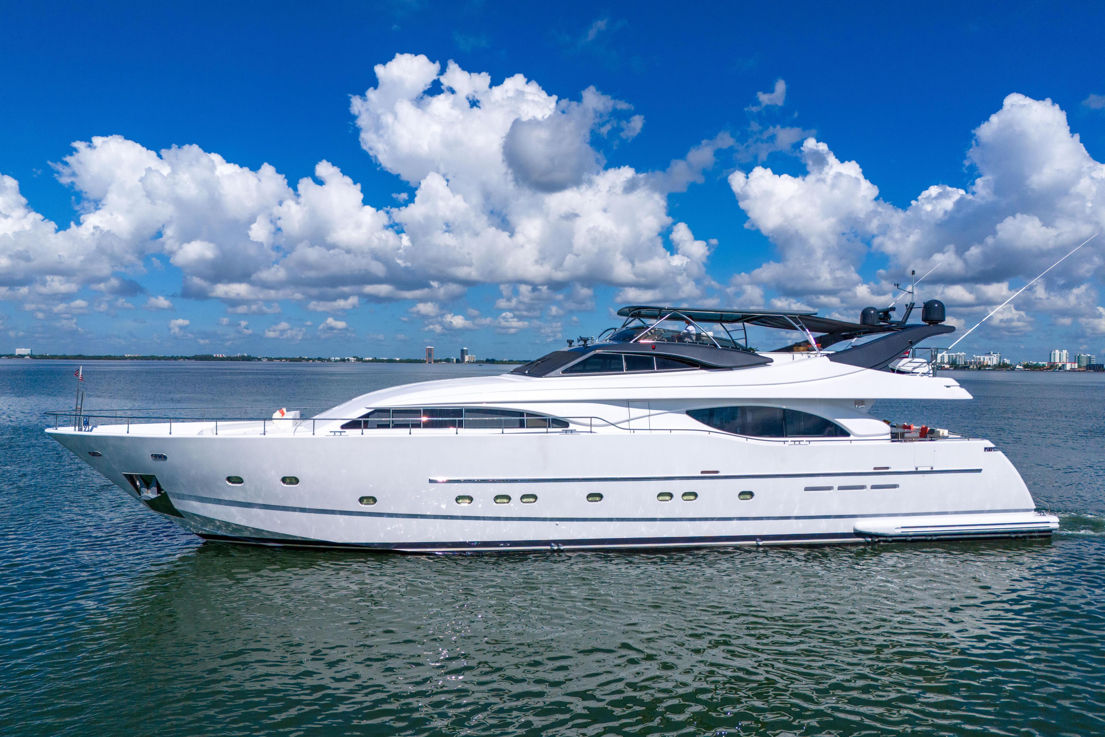 Ferretti Custom Line 94