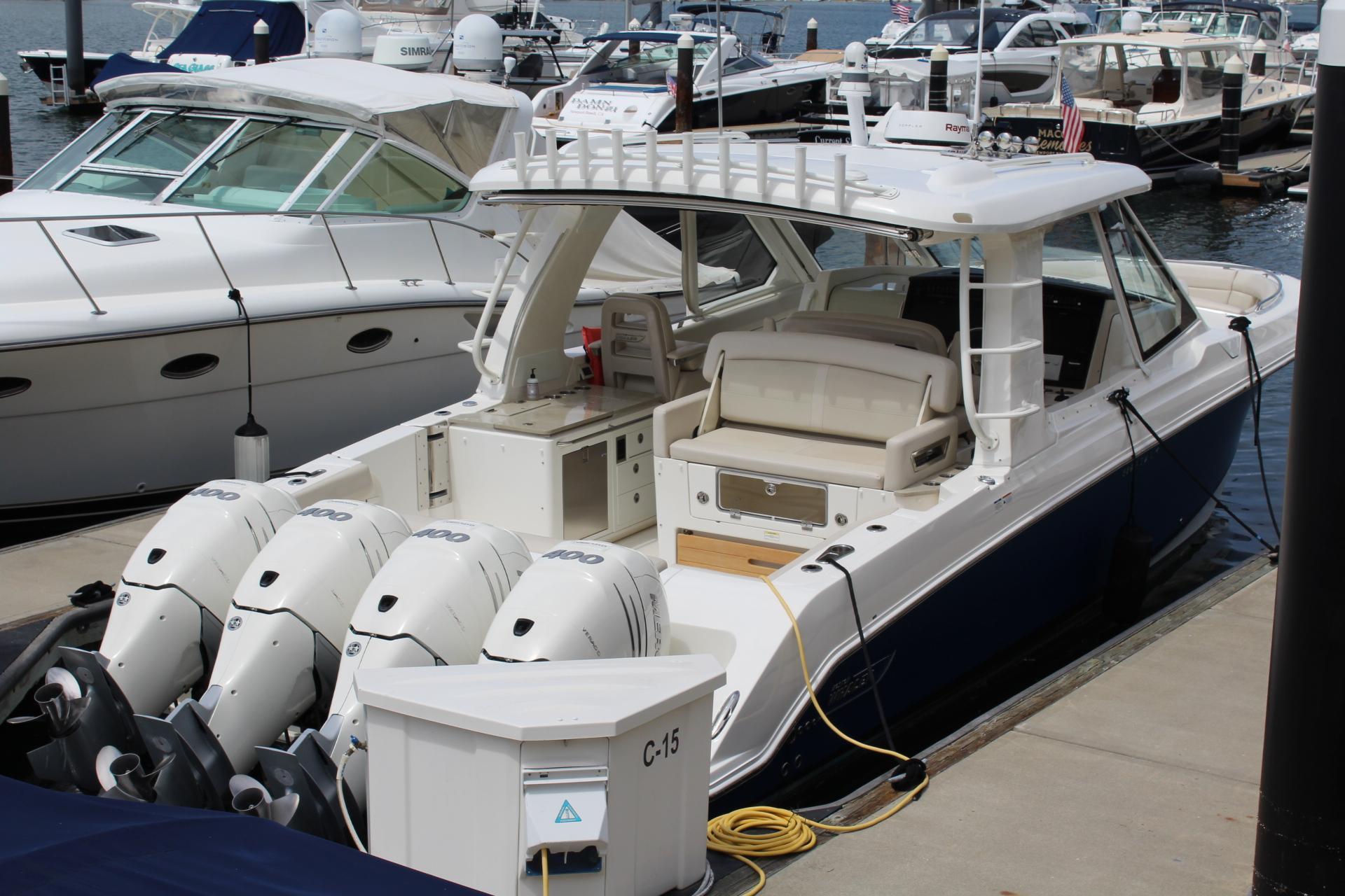 Boston Whaler Realm 380