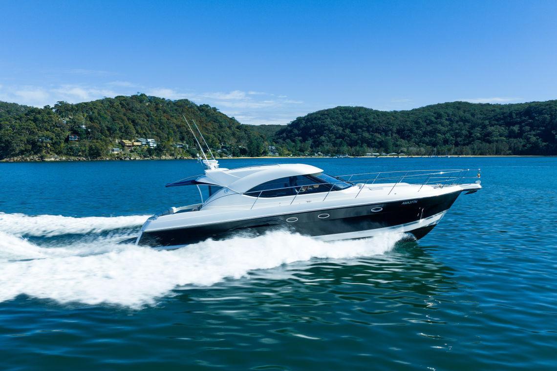 Riviera 5000 Sport Yacht