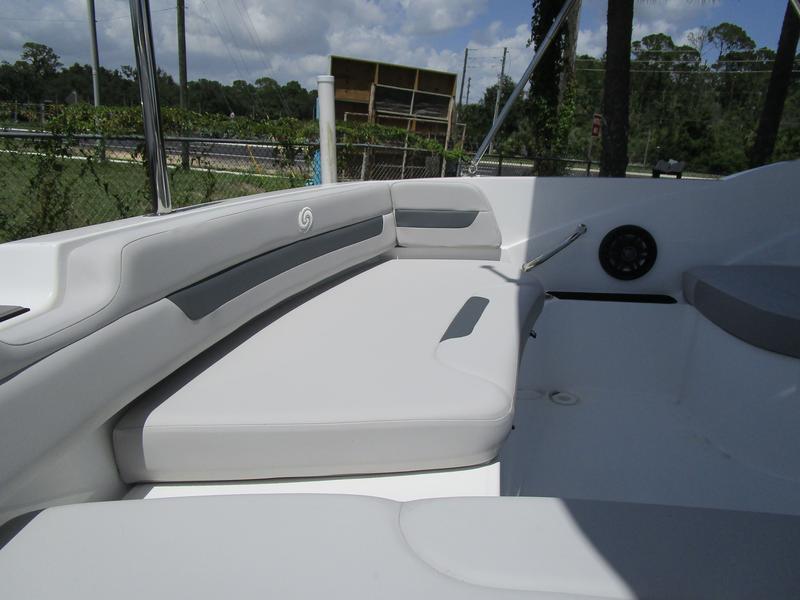 Thumbnail 5 - Hurricane SunDeck Sport OB SS 185 OB