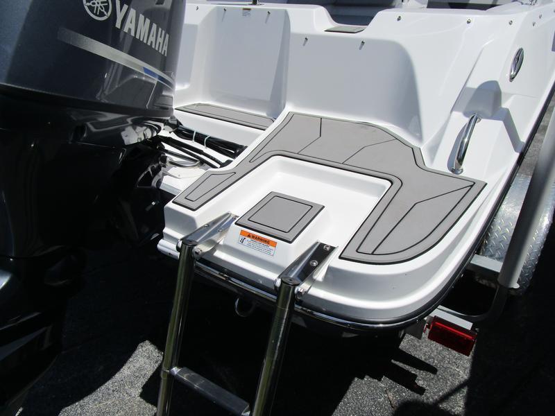 Thumbnail 9 - Hurricane SunDeck Sport OB SS 185 OB