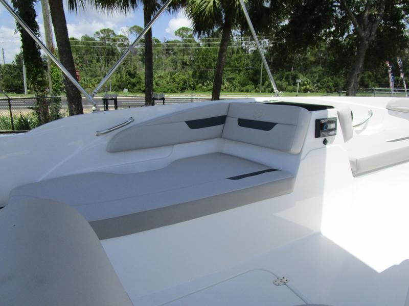 Thumbnail 6 - Hurricane SunDeck Sport OB SS 185 OB