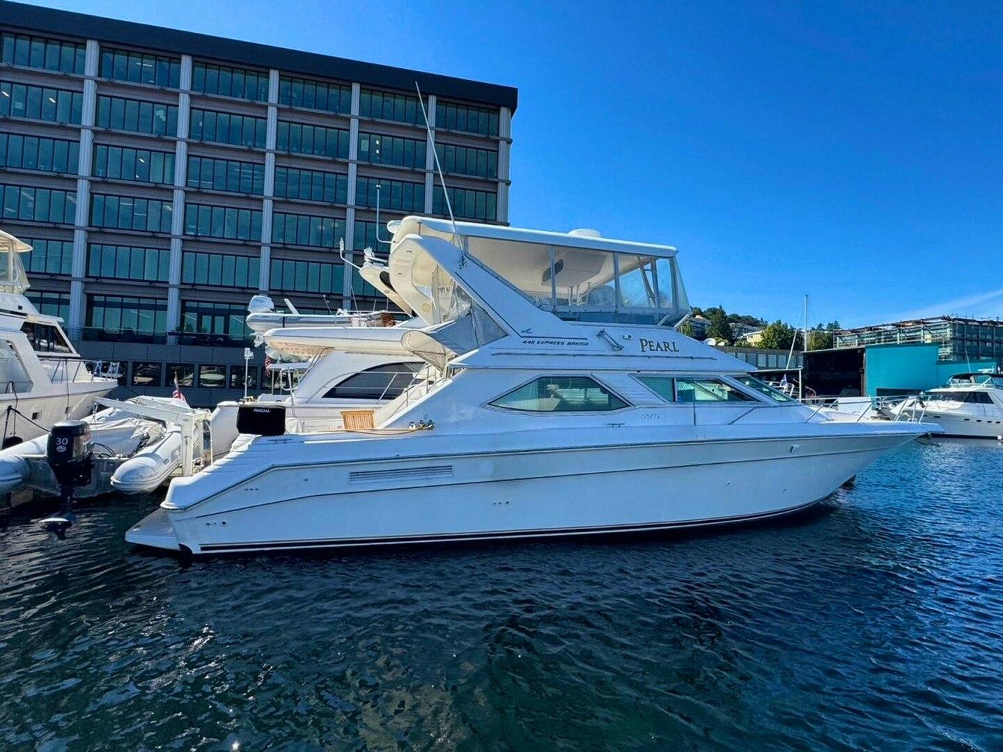 Sea Ray 440 Express Bridge