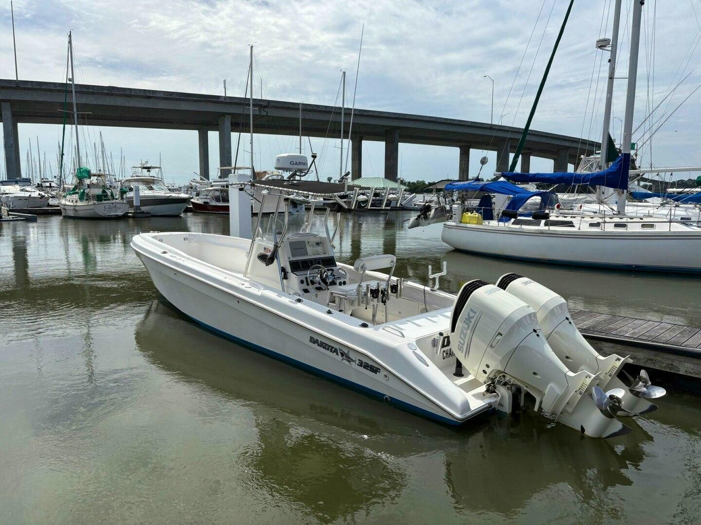 Dakota 320 Open Fisherman