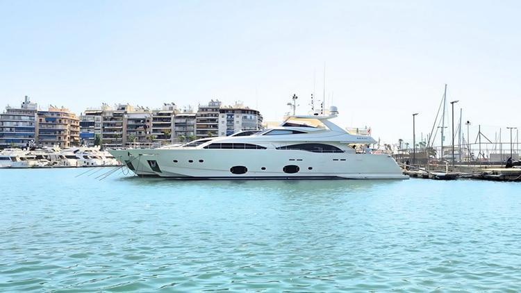Ferretti Custom Line 97