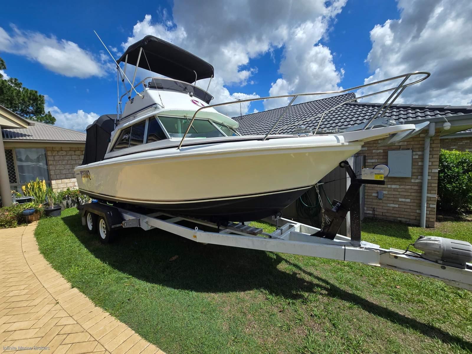 Bertram 23 Flybridge Cruiser