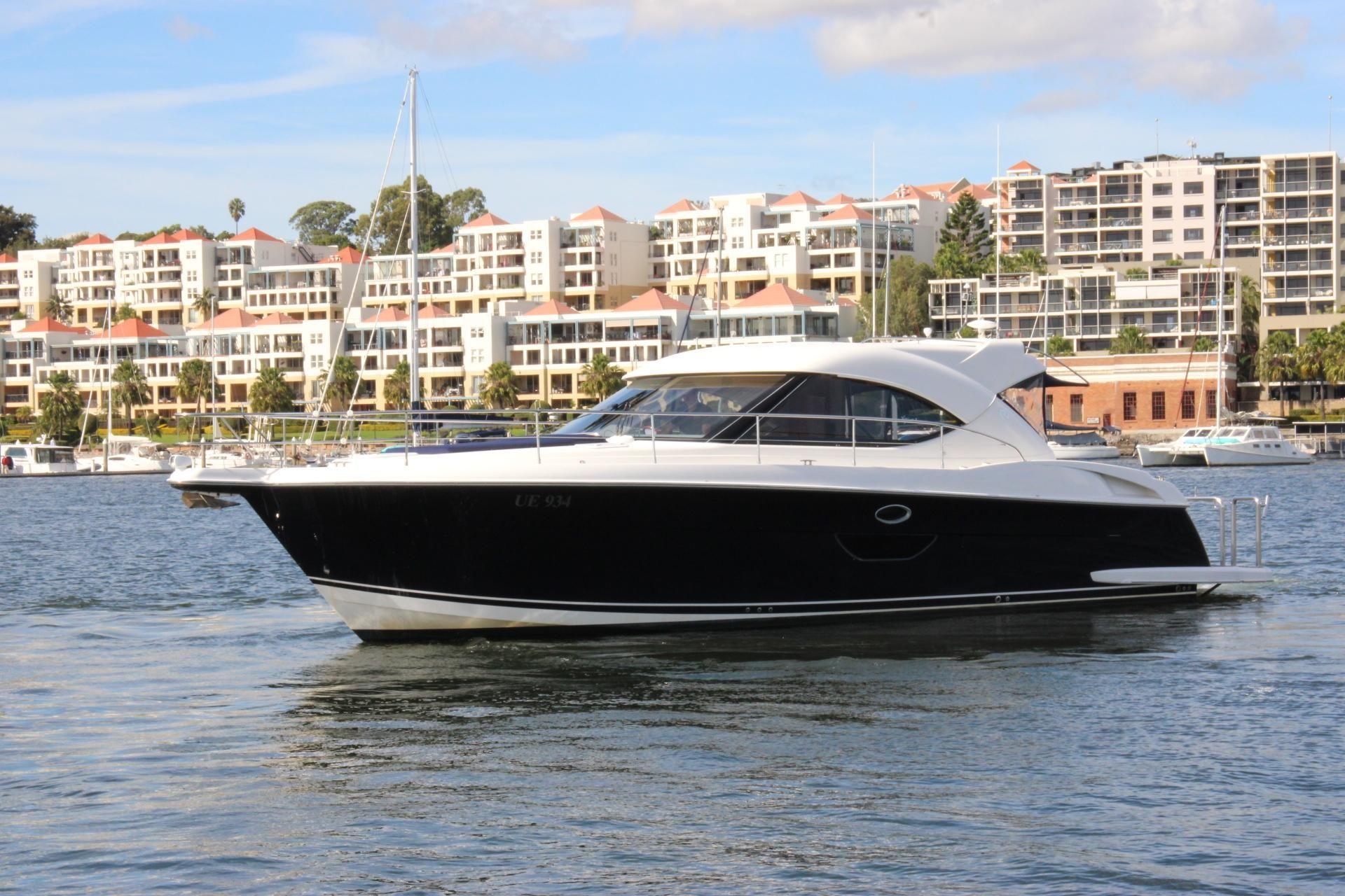 Riviera 4400 SPORT YACHT