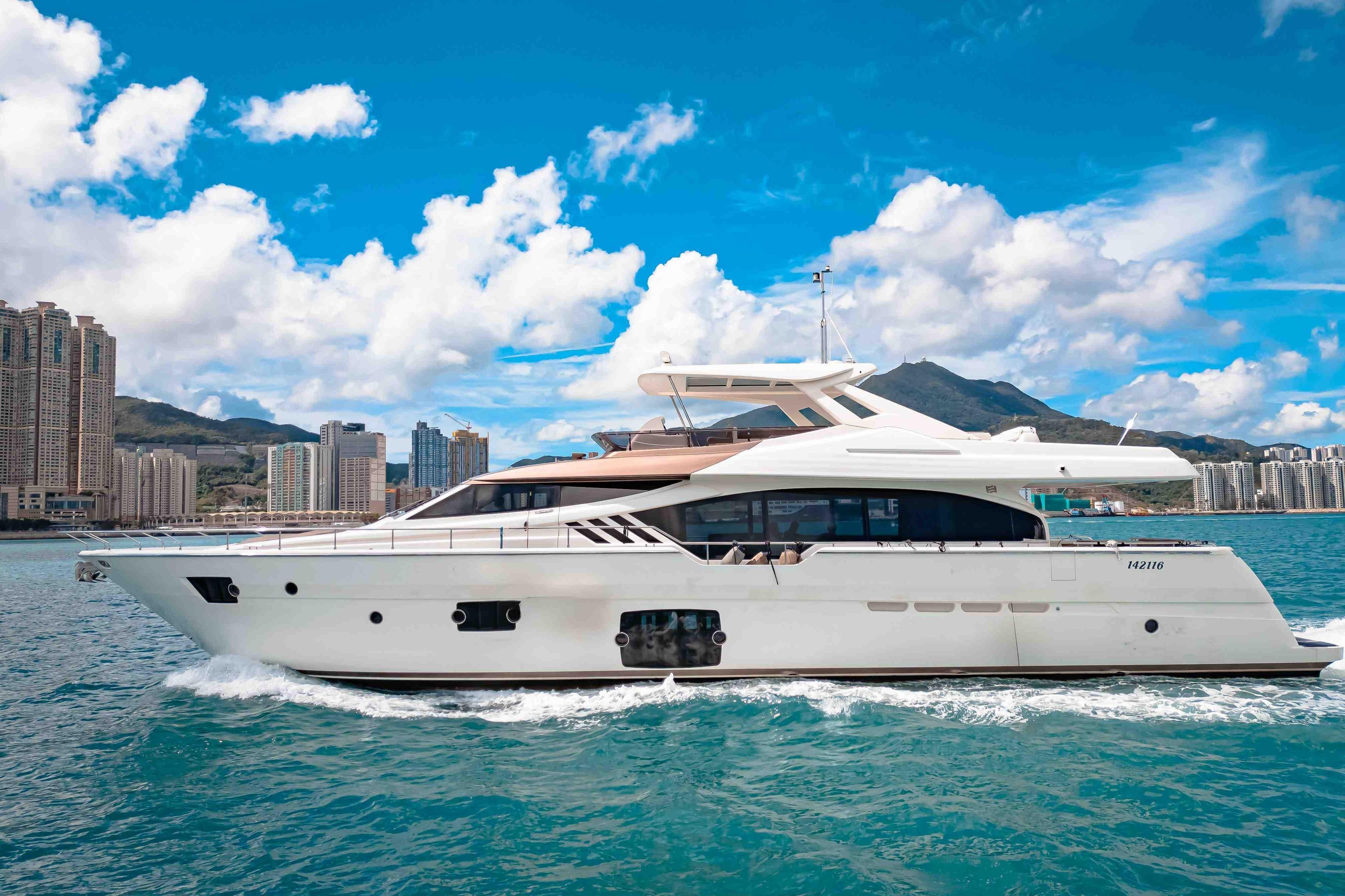 Ferretti 870