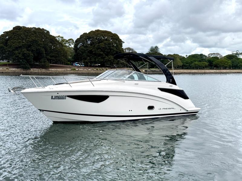 Regal 26 Express Cruiser