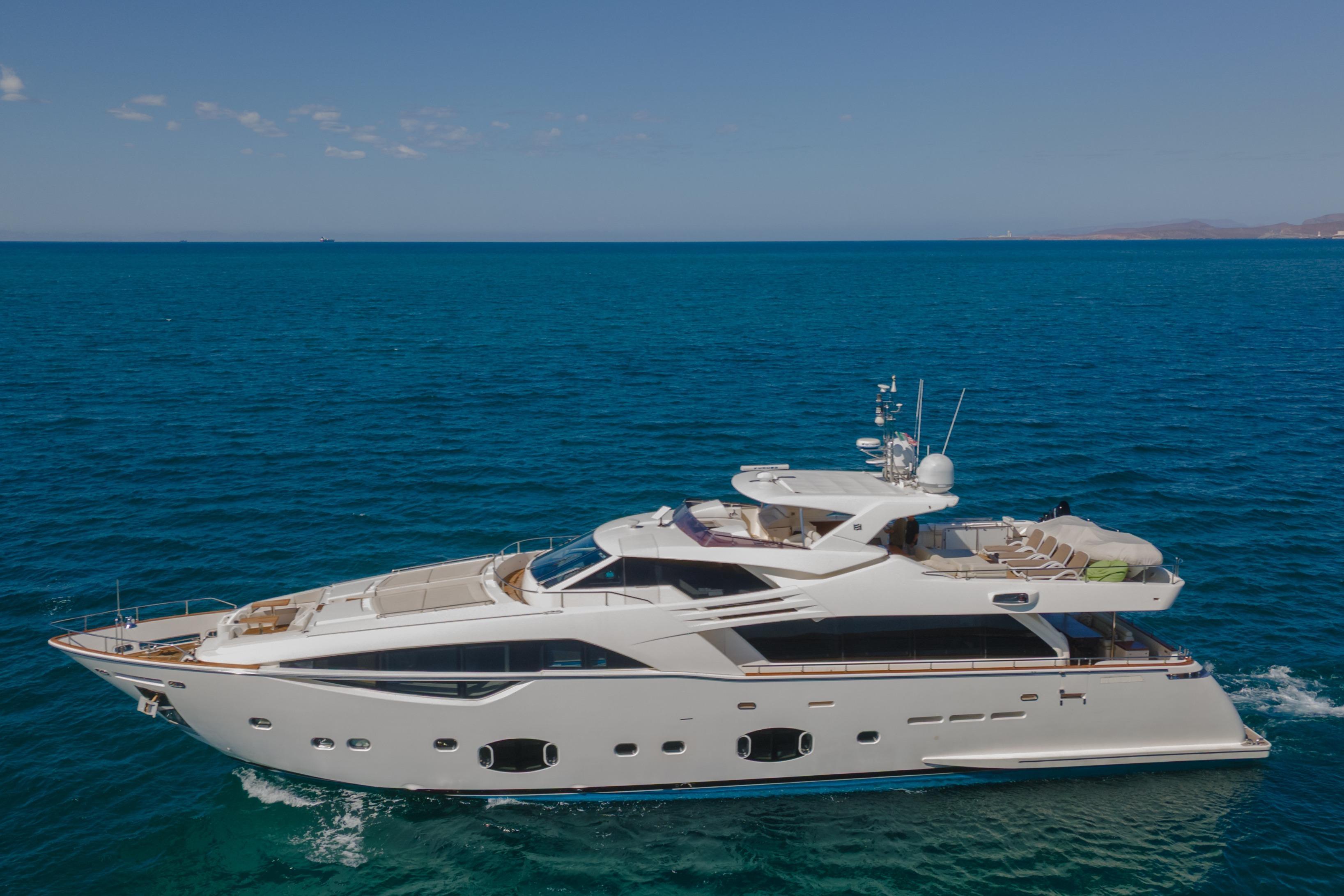Ferretti Custom Line 100