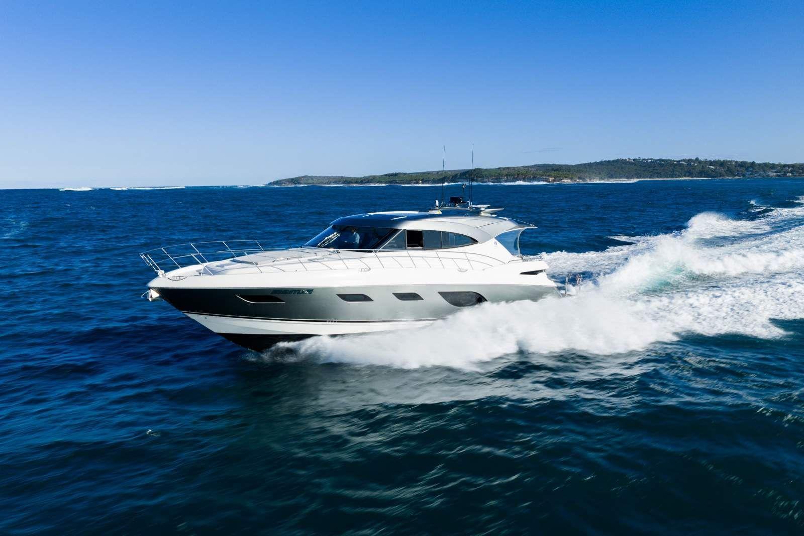 Riviera 6000 SPORT YACHT