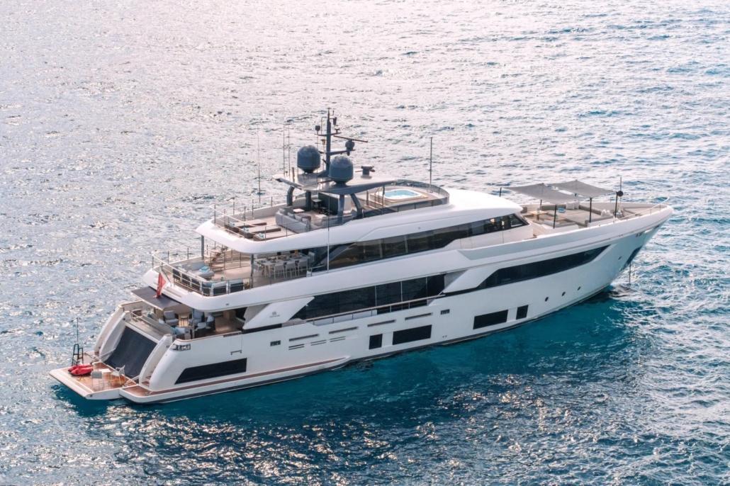 Ferretti Custom Line Navetta 37