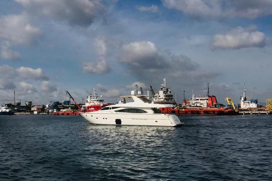 Ferretti 830