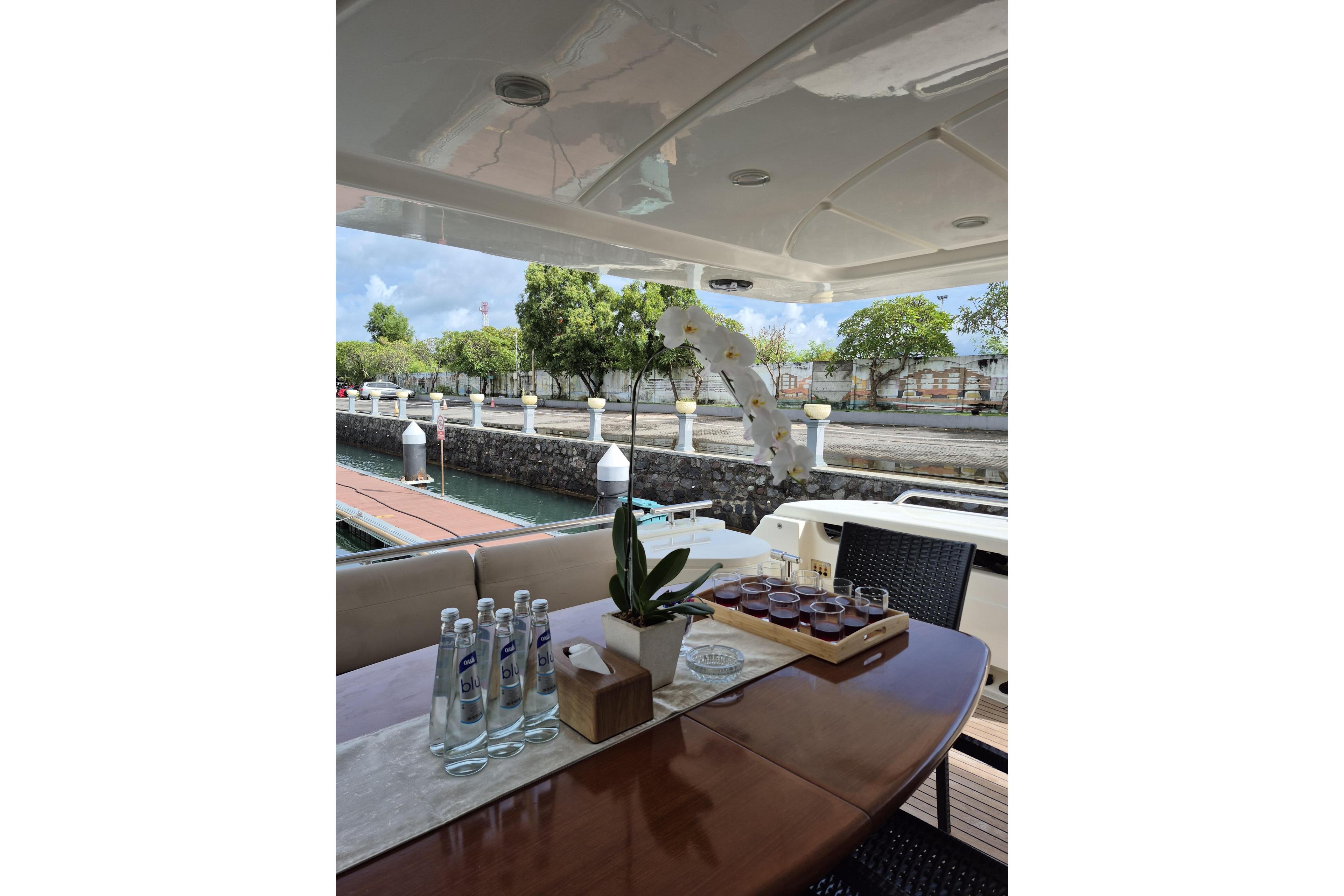 Ferretti Yachts 830