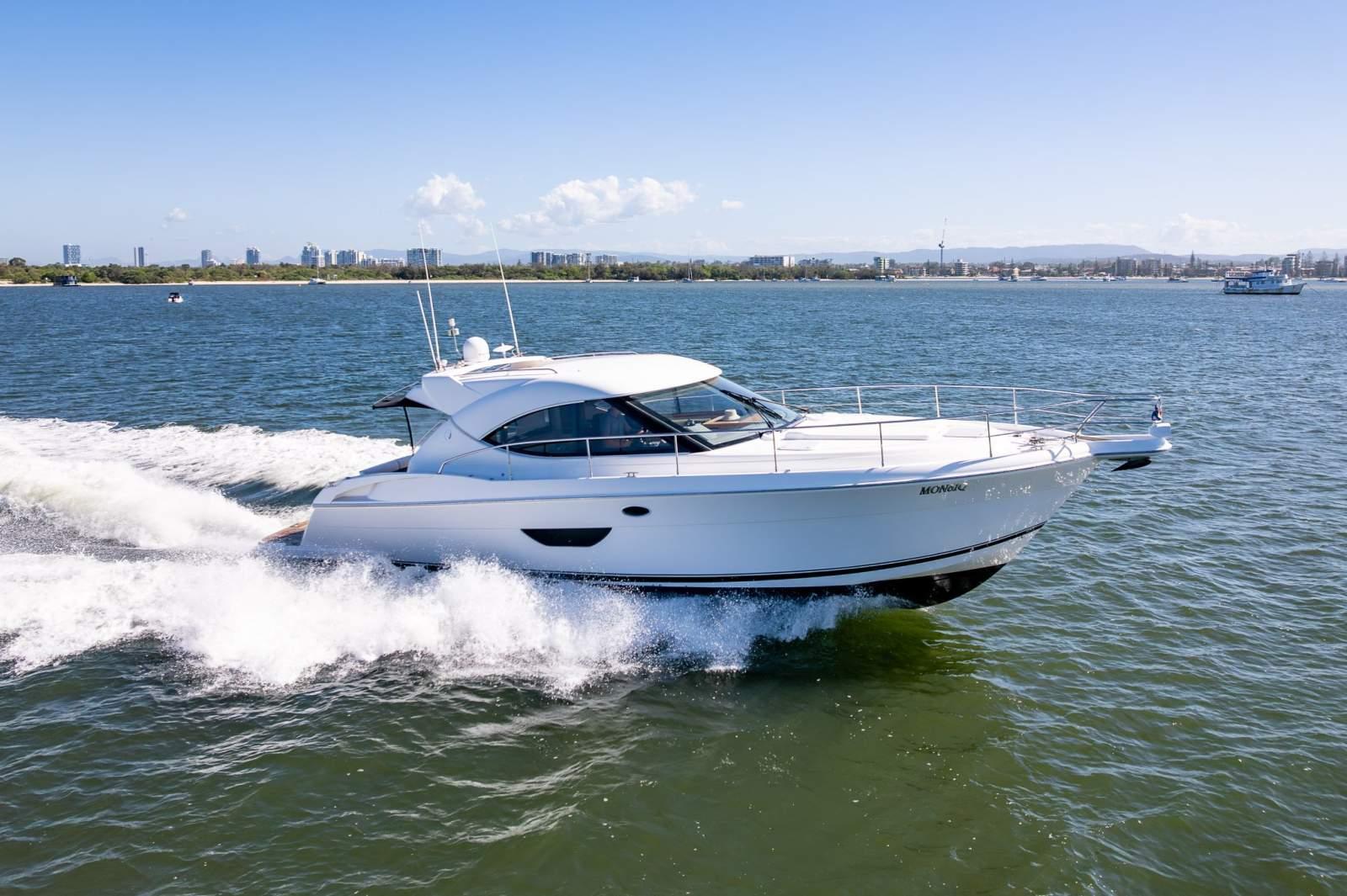Riviera 4400 Sport Yacht
