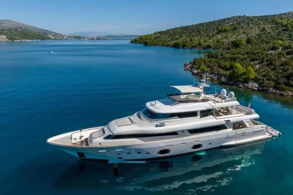 Custom Line Navetta 33
