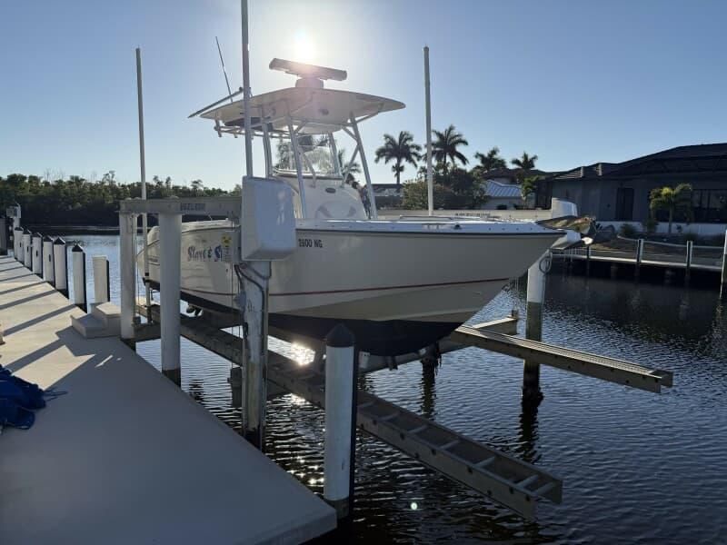 Boston Whaler 240 Outrage