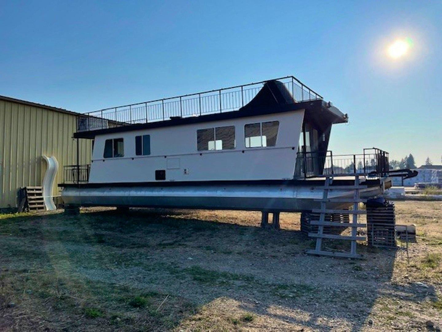 Three Buoys Houseboat