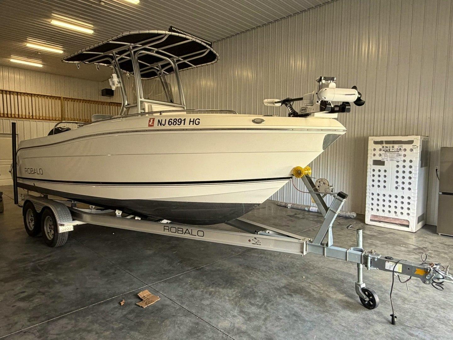 Robalo R222 Center Console